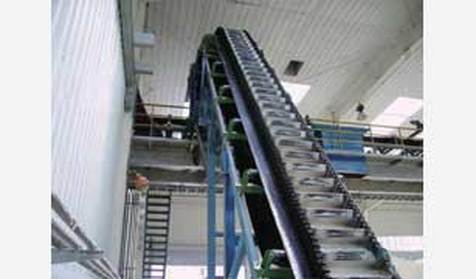 Belt conveyor with high inclination angle and waved guard side